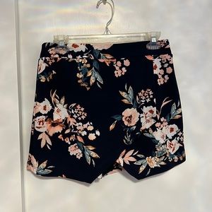 Soprano Navy Floral Skort Size Large